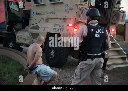 Des chercheurs de plusieurs organismes fédéraux et les organismes locaux d'application des lois, y compris le U.S. Immigration and Customs Enforcement (ICE) Homeland Security Investigations (HSI), la Drug Enforcement Administration, et le shérif du comté de Pima, exécuté de nombreuses opérations de recherche et de mandats d'arrêt dans le sud de l'Arizona Jeudi, le démantèlement d'un trafic de drogues au niveau local organisation soupçonnée de distribuer et vendre de l'héroïne, la marijuana, et diverses armes à feu. Banque D'Images