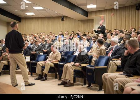 SUITLAND, Maryland (nov. 1, 2016) Le chef des opérations navales (ONC) Adm. John Richardson est titulaire d'un appel mains libres et guidées à l'Office of Naval Intelligence. Banque D'Images