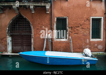 Bateau amarré à Venise, Italie Banque D'Images