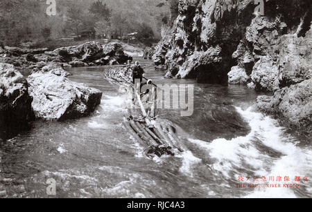 Japon - radeaux de polissage le long de la rivière Hozu Banque D'Images