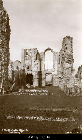 Château d'Acre Priory, Norfolk - église ruine intérieur avec vue W Banque D'Images