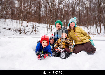 Cinq enfants assis dans la neige, Wisconsin, United States Banque D'Images