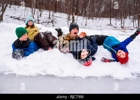 Cinq enfants assis dans la neige, Wisconsin, United States Banque D'Images