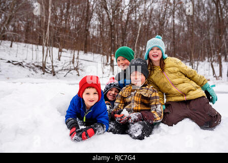 Cinq enfants assis dans la neige, Wisconsin, United States Banque D'Images