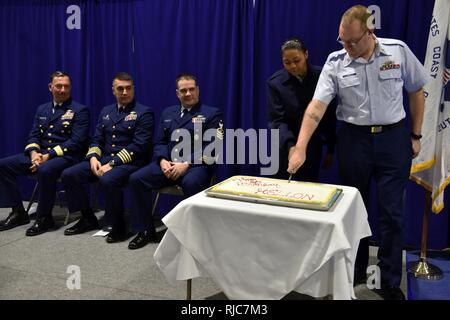 Garde-Mellon d'équipage matelot Anastasia Whisenton et maître de 1re classe Steven Ross couper un gâteau au cours de la cérémonie du 50e anniversaire de la coupe s'est tenue à la base gymnase de Seattle le 9 janvier, 2018. De même que l'exécution de chacune des missions principales de la Garde côtière canadienne, l'équipage Mellon effectue des patrouilles de pêche de l'Alaska et fait respecter les exigences de la pêche nationale et internationale. Banque D'Images