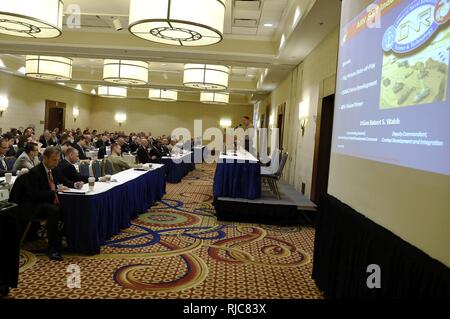 ARLINGTON, Va. (janv. 9, 2018) Le lieutenant-général Robert Walsh, commandant général, Marine Corps Combat Development Command, et Commandant adjoint, le développement des méthodes de combat et de l'intégration, fournit une meilleure compréhension de la portée de l'Véhicule de reconnaissance blindé (ARV) Le développement de technologies de pointe en S-T et les objectifs de la possibilité de financement d'ARV pendant un discours. Le Bureau de la recherche navale est intéressé à recevoir les livres blancs, puis des propositions, sur la recherche, le développement, et l'intégration des technologies révolutionnaires liés à une prochaine génération d'armored reconnaissa Banque D'Images