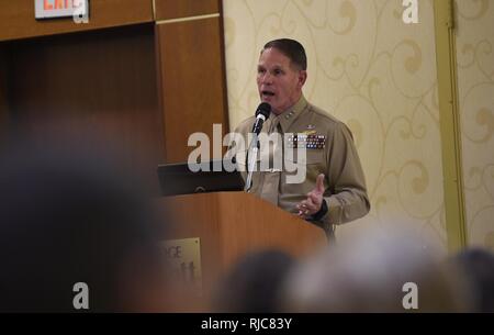 ARLINGTON, Va. (janv. 9, 2018) Le lieutenant-général Robert Walsh, commandant général, Marine Corps Combat Development Command, et Commandant adjoint, le développement des méthodes de combat et de l'intégration, fournit une meilleure compréhension de la portée de l'Véhicule de reconnaissance blindé (ARV) Le développement de technologies de pointe en S-T et les objectifs de la possibilité de financement d'ARV pendant un discours. Le Bureau de la recherche navale est intéressé à recevoir les livres blancs, puis des propositions, sur la recherche, le développement, et l'intégration des technologies révolutionnaires liés à une prochaine génération d'armored reconnaissa Banque D'Images