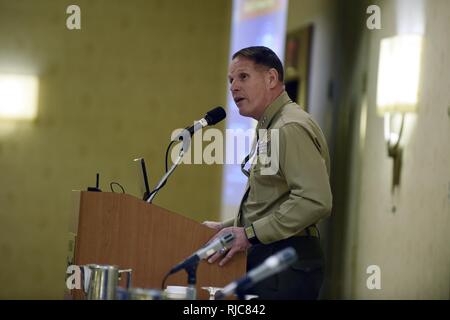 ARLINGTON, Va. (janv. 9, 2018) Le lieutenant-général Robert Walsh, commandant général, Marine Corps Combat Development Command, et Commandant adjoint, le développement des méthodes de combat et de l'intégration, fournit une meilleure compréhension de la portée de l'Véhicule de reconnaissance blindé (ARV) Le développement de technologies de pointe en S-T et les objectifs de la possibilité de financement d'ARV pendant un discours. Le Bureau de la recherche navale est intéressé à recevoir les livres blancs, puis des propositions, sur la recherche, le développement, et l'intégration des technologies révolutionnaires liés à une prochaine génération d'armored reconnaissa Banque D'Images