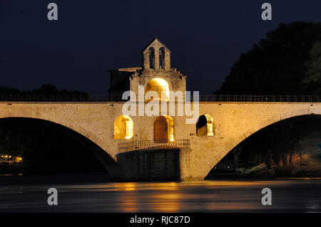 Vue nocturne de la Cité Médiévale Pont d'Avignon, le Pont Saint Bénézet ou pont Saint-Bénézet sur le Rhône Avignon Vaucluse provence france Banque D'Images