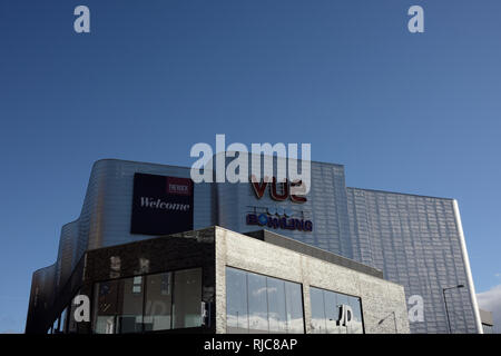 Vue cinéma avec revêtement en aluminium et boutique de sport JD en avant-plan dans le cadre du développement mixte du triangle roc, centre-ville de bury lancashire royaume-uni Banque D'Images