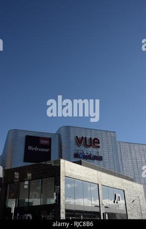 Vue cinéma avec revêtement en aluminium et boutique de sport JD en avant-plan dans le cadre du développement mixte du triangle roc, centre-ville de bury lancashire royaume-uni Banque D'Images