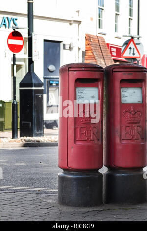 Deux boîtes aux lettres rouges sur une rue au Royaume-Uni Banque D'Images