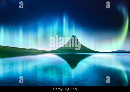 Aurora vert lumière derrière kirkjufell mountain en Islande, Europe Banque D'Images