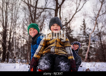 Portrait de trois enfants assis sur un traîneau, Wisconsin, United States Banque D'Images