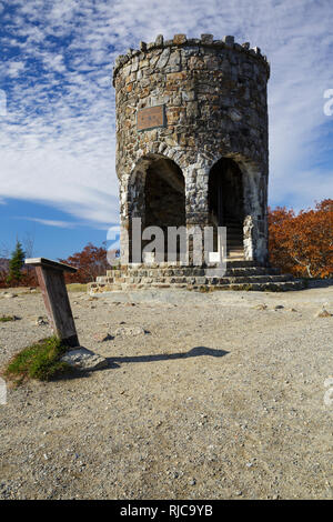 Mt. Battie Tower sur le sommet du mont. Battie à Camden Hills State Park à Camden, Maine USA pendant les mois d'automne. Banque D'Images