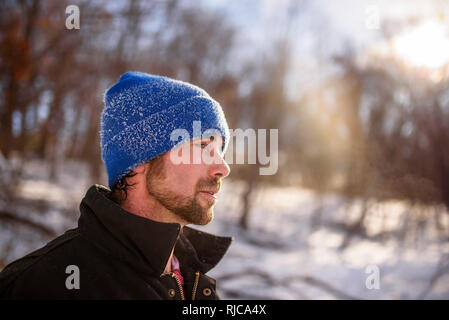 Portrait d'un homme debout dans une forêt d'hiver, Wisconsin, United States Banque D'Images