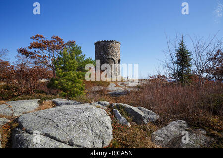 Mt. Battie Tower sur le sommet du mont. Battie à Camden Hills State Park à Camden, Maine USA pendant les mois d'automne. Banque D'Images