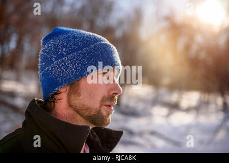 Portrait d'un homme debout dans une forêt d'hiver, Wisconsin, United States Banque D'Images