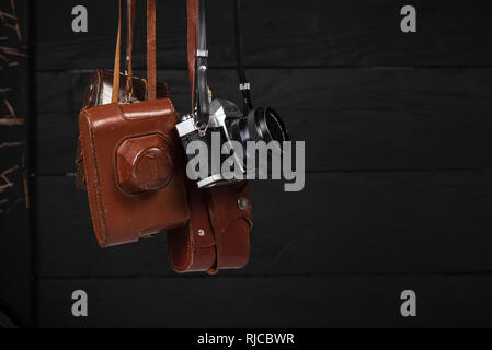 Drohobytch, Ukraine - 03 Février, 2019 : analogique vintage 35mm appareils photo numériques Konica, Fed, Zorki, en marron en cuir. Objets de collection Banque D'Images