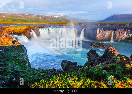 Sur arc-en-ciel colorés sur la rivière Skjalfandafljot cascade Godafoss, Islande Banque D'Images