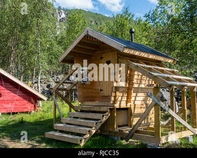 Refuge de montagne, Steindalshytta au chemin le long de la vallée du glacier Steindalen Steindalsbre, Alpes de Lyngen, au sud de Lyngseidet, comté de Troms, Norvège Banque D'Images