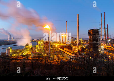 Situation de l'acier Duisburg Hamborn, cokerie Schwelgern ThyssenKrupp Steel, hauts fourneaux droit, arrière gauche, tour de refroidissement de la centrale de charbon du Banque D'Images