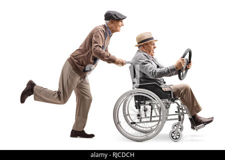 Profil de pleine longueur de balle un homme âgé poussant un homme assis dans un fauteuil roulant et la tenue d'un volant d'un véhicule isolé sur fond blanc Banque D'Images