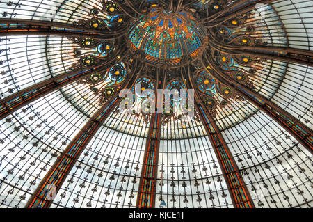Stained-Glass coupole ou Dôme de l'Art Nouveau Galeries Lafayette Paris France Banque D'Images