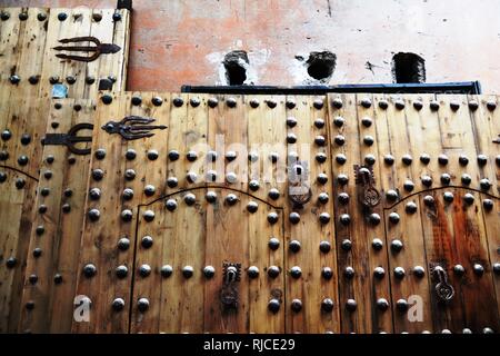 La Splendeur de vieilles portes belle vieille porte marocaine. Marrakech, Maroc. Banque D'Images