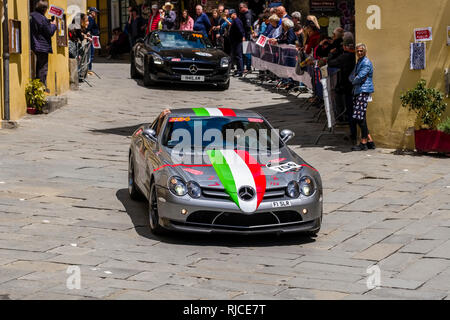 Voitures anciennes, de rejoindre le rallye Mille Miglia, la conduite par les petites rues de la ville médiévale Banque D'Images