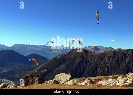 Parapente planeur le ciel bleu profond. L'automne dans les Alpes françaises, Chamonix-Mont-Blanc, Haute-Savoie, France. Banque D'Images