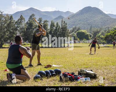 Les Marines américains avec Peloton de Génie de Combat, Groupe de travail Koa Moana 16-4, jouer au baseball avec l'armée française pendant la prune en Croix du Sud, la Nouvelle Calédonie, Novembre 6, 2016. Croix du Sud est un multi-national, l'aide humanitaire et secours en cas de catastrophe l'opération d'évacuation des non-combattants, mené tous les deux ans pour préparer unies dans l'éventualité d'un cyclone dans le Pacifique Sud. L'exercice Moana Koa cherche à accroître les engagements entre Leader et les nations partenaires alliés dans le Pacifique avec un intérêt collectif dans des relations militaires. Banque D'Images