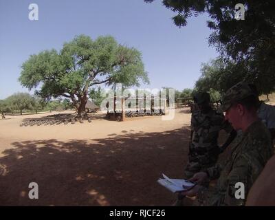 1er de l'armée américaine. Le lieutenant Daniel Godlasky explique la composition d'une division d'infanterie, d'une formation de base des Forces armées nigériennes commandant de compagnie. Soldats du 2e bataillon du 327e Régiment d'infanterie, de la 1re Brigade Combat Team 'Bastogne', 101e Division aéroportée, a passé quatre semaines l'observation et de l'encadrement de la formation de combat de base de l'effectif des Forces armées nigériennes (FAN). La Brigade de Bastogne est la force à l'échelle régionale à l'appui de l'Armée américaine affecté l'Afrique et des exercices d'événements à travers le continent africain cette année. Banque D'Images