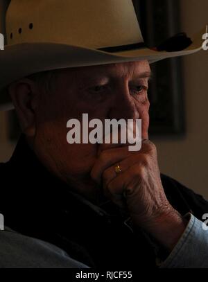 Billy Jack Barrett, Pine Valley Ranch Equestrian Center manager, vise une situation dans son bureau, le 3 novembre 2016, à l'US Air Force Academy Equestrian Center, Colorado Springs, Colorado Barrett, un ancien combattant de l'armée américaine, est un membre fondateur du centre de bien-être du guerrier blessé, qui aide les soldats blessés et leurs familles à faire face au stress de la vie militaire. Banque D'Images