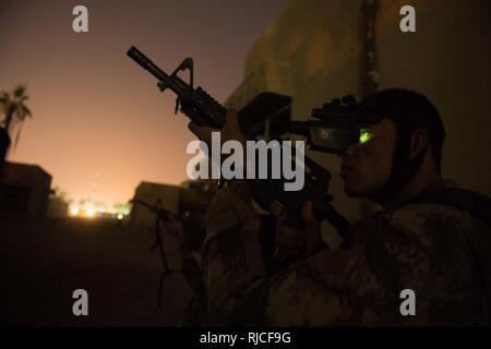 Un soldat irakien Service Terrorisme pairs grâce à des lunettes de vision de nuit au cours d'une opération urbaine exercice de nuit près de Bagdad, l'Iraq, le 5 novembre 2016. La CTS est l'elite force de lutte contre le terrorisme et s'est révélée être une force de combat efficace contre l'ISIL. Cette formation fait partie de la Force opérationnelle interarmées combinée globale - Fonctionnement résoudre inhérent à la mission de renforcer les capacités des partenaires pour accroître la capacité des forces des combats en partenariat avec l'ISIL. Les GFIM-OIR est la Coalition mondiale pour vaincre ISIL en Iraq et en Syrie. Banque D'Images