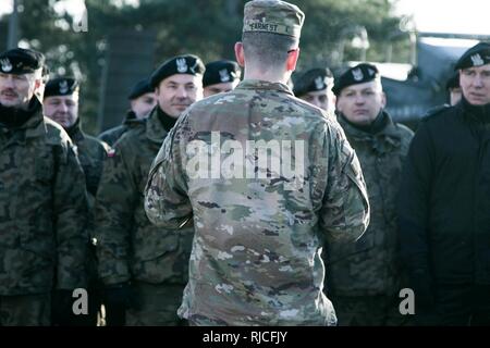 Le capitaine Gregory M. Earnest et autres soldats US attribuée à la société E, 82e bataillon du génie de la Brigade Blindée, 2e Brigade Combat Team, 1re Division d'infanterie, de Fort Riley, Kansas, a organisé une formation à l'entretien bilatéral avec soldat polonais du 11e Bataillon de maintenance, 10e Brigade Logistique, Zagan, janv. 8, 2018. Banque D'Images