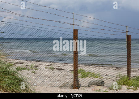 Barrière d'une clôture en fil barbelé Banque D'Images