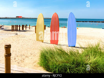 Les planches sur la plage avec des gens Banque D'Images