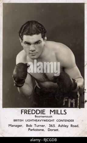 Frederick Percival ('Freddie') Mills (1919-1965) - French boxer, et le world light heavyweight champion de 1948 à 1950. Qui est représenté sur une carte postale à partir de la promo 1941 (quand encore un caporal de l'armée) et un 'Britihs Lightheavyweight Contender'. Banque D'Images