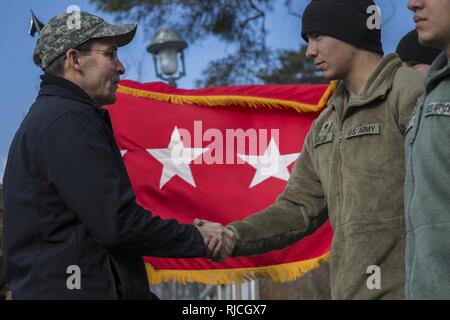 Secrétaire de l'Armée Mark T. Esper awards SPC. James Marlow, un technicien radar affecté à la Force opérationnelle combinée Defender, 35e Brigade d'artillerie de défense aérienne, avec une armée de monnaie traditionnelle à Seongju, Corée du Sud, le 10 janvier 2018. Esper a visité la Corée pour discuter avec des unités de préparation à travers le théâtre coréen et d'informer les familles, les soldats et les civils sur son poste et les politiques comme le secrétaire de l'armée au cours de sa visite de trois jours. Banque D'Images