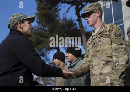 Secrétaire de l'Armée Mark T. Esper awards SPC. Hess de la Force opérationnelle combinée Defender, 35e Brigade d'artillerie de défense aérienne, une armée de monnaie traditionnelle à Seongju, Corée du Sud, le 10 janvier 2018. Esper a visité la Corée pour discuter avec des unités de préparation à travers le théâtre coréen et d'informer les familles, les soldats et les civils sur son poste et les politiques comme le secrétaire de l'armée au cours de sa visite de trois jours. Banque D'Images