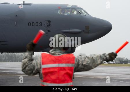 Airman Senior Nicholas Hyatt, 5e Escadron de maintenance des aéronefs, marshals un B-52 Stratofortress à l'arrivée de RAF Fairford, Angleterre le 9 janvier 2018. Environ 300 aviateurs et l'équipement de soutien de la 5e Bomb Wing, Minot Air Force Base, N.D., déployés à RAF Fairford pour effectuer l'intégration et la formation. théâtre La formation à l'extérieur des États-Unis permet aux membres d'équipage et d'aviateurs canadiens à se familiariser avec d'autres théâtres et de l'espace aérien, et améliore les compétences durables et relations nécessaires pour faire face à un large éventail de défis mondiaux. Banque D'Images