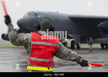 Airman Senior Nicholas Hyatt, 5e Escadron de maintenance des aéronefs, marshals un B-52 Stratofortress à l'arrivée de RAF Fairford, Angleterre le 9 janvier 2018. Environ 300 aviateurs et l'équipement de soutien de la 5e Bomb Wing, Minot Air Force Base, N.D., déployés à RAF Fairford pour effectuer l'intégration et la formation. théâtre Avec formation de partenaires, aux nations alliées et d'autres unités de l'US Air Force contribue à la 5e Escadre bombe prête à contribuer et forces postured. Banque D'Images