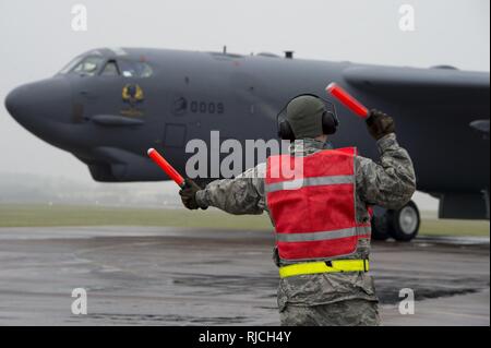Airman Senior Nicholas Hyatt, 5e Escadron de maintenance des aéronefs, marshals un B-52 Stratofortress à l'arrivée de RAF Fairford, Angleterre le 9 janvier 2018. L'avion de Minot Air Force Base, N.D., déployée à RAF Fairford pour effectuer l'intégration et la formation. théâtre Le déploiement de bombardiers stratégiques à l'exercice aide à Royaume-uni United States Air Forces in Europe's emplacement avancé d'opérations sur les bombardiers. Avec formation de partenaires, aux nations alliées et d'autres unités de l'US Air Force contribue à la 5e Escadre bombe prête à contribuer et forces postured. Banque D'Images