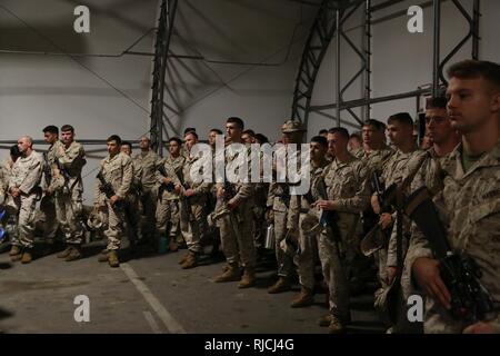 Marines en veille pour leur départ pour l'exercice d'entraînement intégré 2-18 de Marine Corps Base New York, 12 janvier 2018. L'ITX est une grande échelle, exercice d'entraînement interarmes menées sur Marine Corps Air Ground Combat Center Twentynine Palms menée à continuer d'accroître l'état de préparation des unités comme un groupe de travail air-sol marin. La participation de l'Hawaii comprend des unités Régiment de Marines 3D ; 2e Bataillon, Régiment de Marines 3D ; 1er Bataillon, 12e Régiment de Marines et du bataillon logistique de combat 3. Banque D'Images