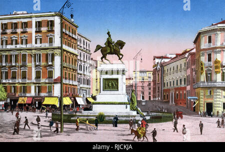 Piazza del Municipio avec statue équestre, Naples, Italie Banque D'Images