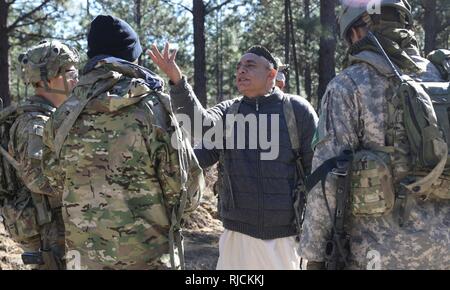 Les forces de sécurité de la Défense nationale afghane acteurs parler au Capitaine Justin Alexander, une équipe de combat advisor chef d'équipe affectée à la 1re Brigade d'aide des forces de sécurité lors d'un événement simulé au Joint Readiness Training Center à Fort Polk, en Louisiane, le 13 janvier 2018. La rotation JRTC a été effectuée afin de préparer la nouvelle 1ère CCPS pour un prochain déploiement en Afghanistan au printemps de 2018. Fournir des conseils du CCPS combat capacité tout en permettant aux équipes de combat de brigade pour se préparer à une action décisive, l'amélioration de l'état de préparation de l'armée et de ses partenaires. Banque D'Images
