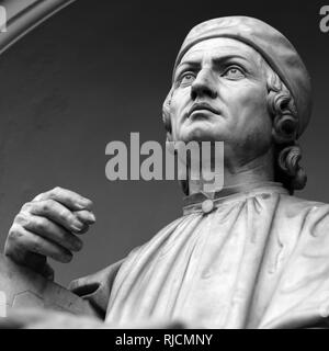 Statue de Arnolfo di Cambio à la recherche jusqu'à la cathédrale de la cathédrale de Florence Banque D'Images