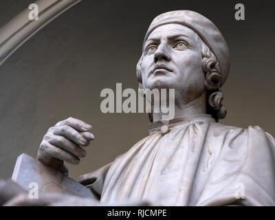 Statue de Arnolfo di Cambio à la recherche jusqu'à la cathédrale de la cathédrale de Florence Banque D'Images