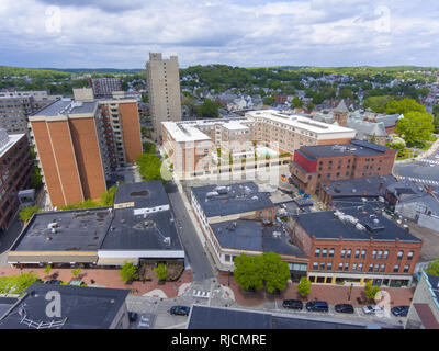 Malden Centre ville vue aérienne sur rue au centre-ville de Malden, Massachusetts, USA. Banque D'Images